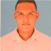 Profesor de informática que imparte clases en los niños